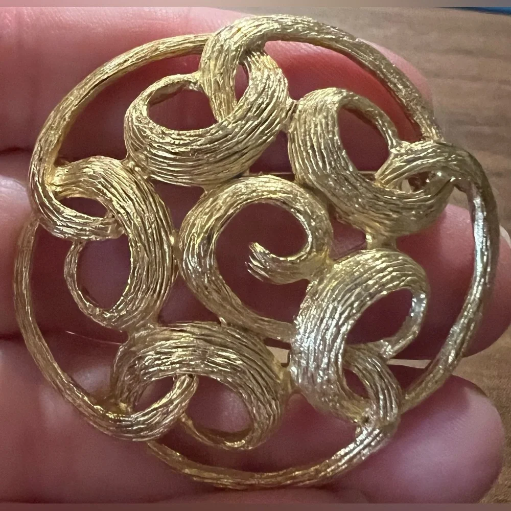 Vtg Sarah Coventry Scroll Circle Brooch Ladies Lapel Pin Brushed Gold Tone Round